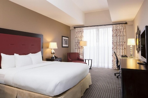 DoubleTree by Hilton Hotel Raleigh - Brownstone - University image 21
